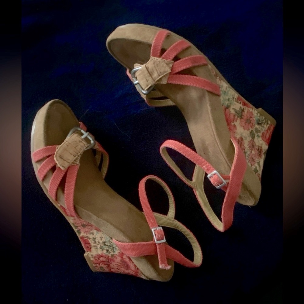 Avant-Garde Floral Wedge Heels 🌸✨ | Size 7
Stunning